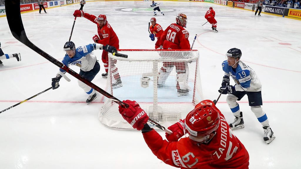 Venäjän Nikita Zadorov purkaa kiekkoa jääkiekon MM-välierässä Suomea vastaan keväällä 2019.