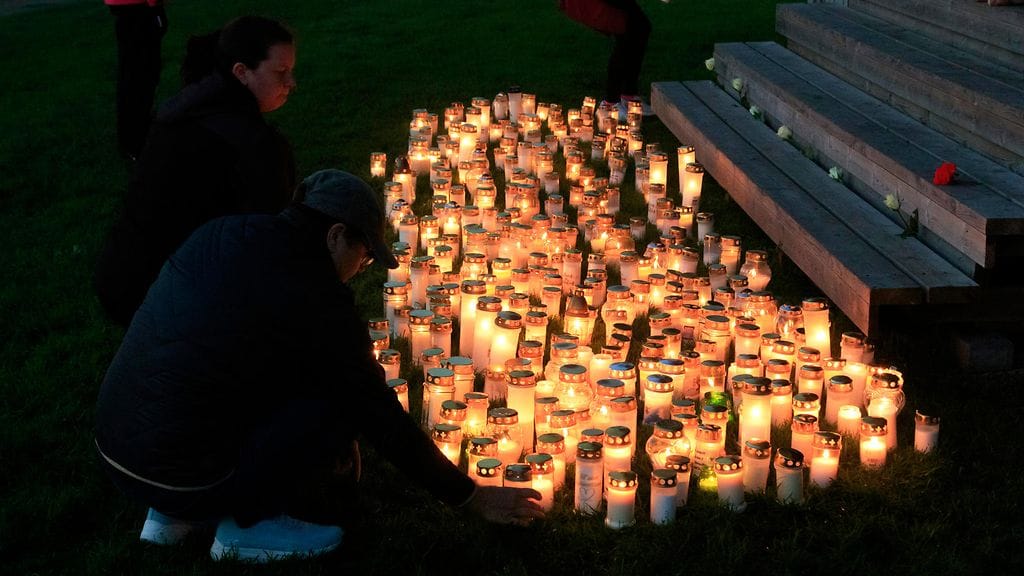 15-vuotiaan tytön muistoksi tuotiin lukuisia surukynttilöitä Jätkänpuistoon Suomussalmella. Kuva: Sami Keränen.