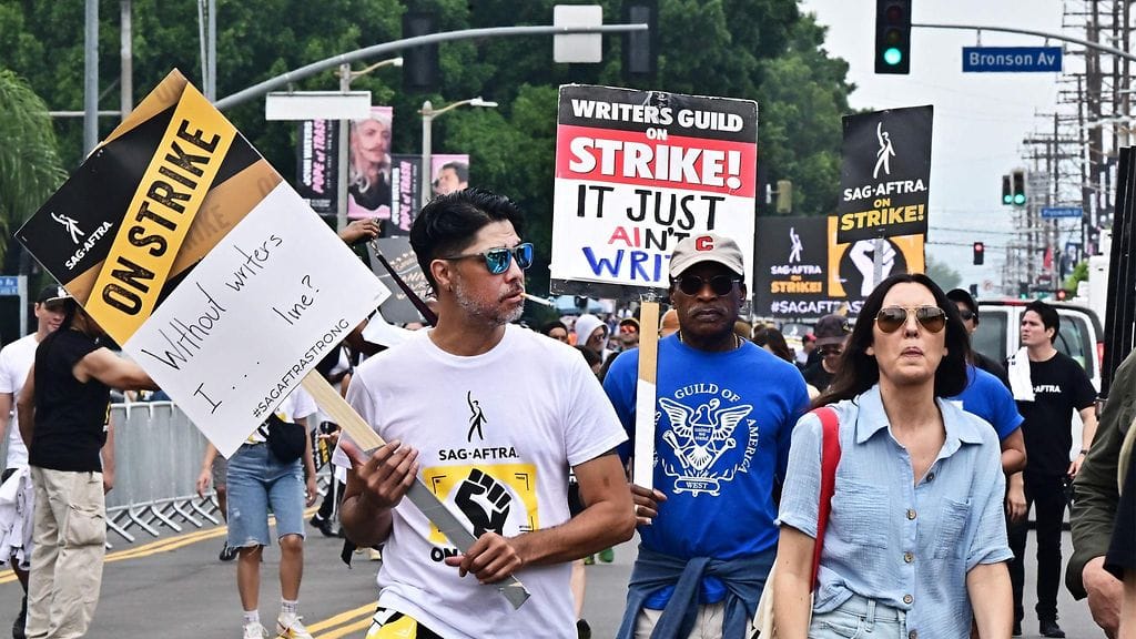 Kirjailijat ja näyttelijät marssivat solidaarisuusmarssilla Hollywoodin läpi Paramount-studioille 13. syyskuuta, kun elokuva- ja televisiotuotanto on pysähtynyt työvoimapulan jatkuessa. Writers Guild of America on ollut lakossa toukokuun alusta lähtien, ja näyttelijäliitto SAG-AFTRA liittyi kirjailijoiden lakkoon heinäkuussa.