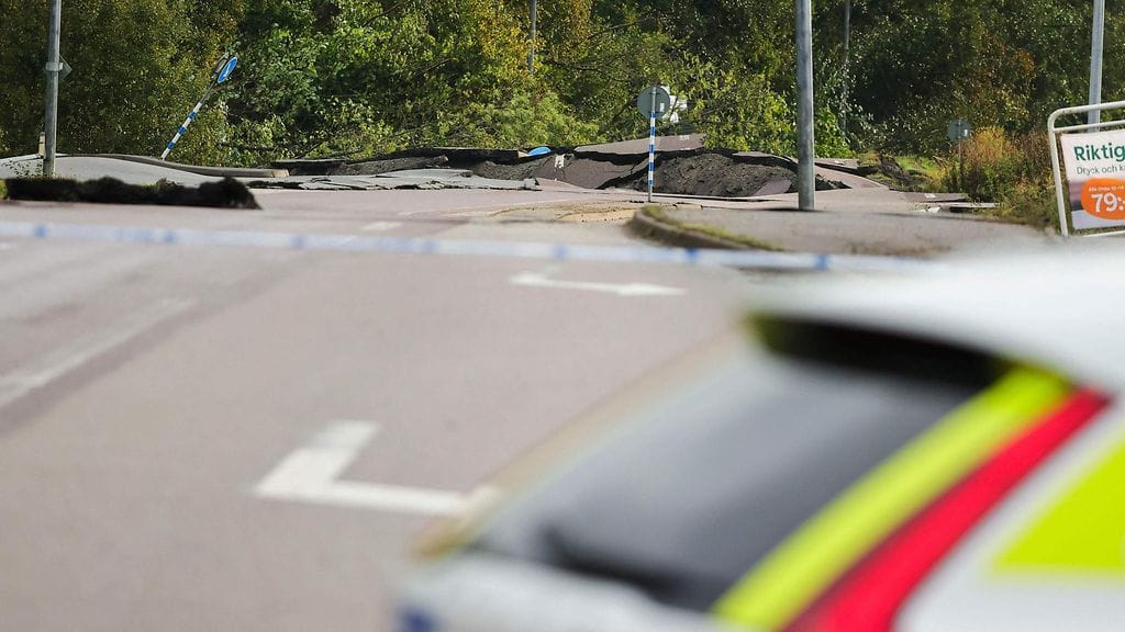 E6-moottoritie Stenungsundin lähellä suljettiin molempiin suuntiin sen jälkeen, kun jatkuvat sateet olivat aiheuttaneet suuren maanvyörymän, jossa useita autoja ja linja-auto kaatui.