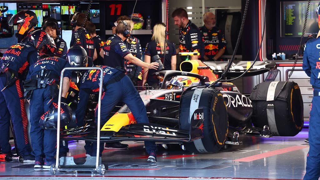 Sergio Perez valmistettiin uudelleen radalle, kun Red Bull päätti suorittaa tulossa olleet rangaistukset heti Japanissa.