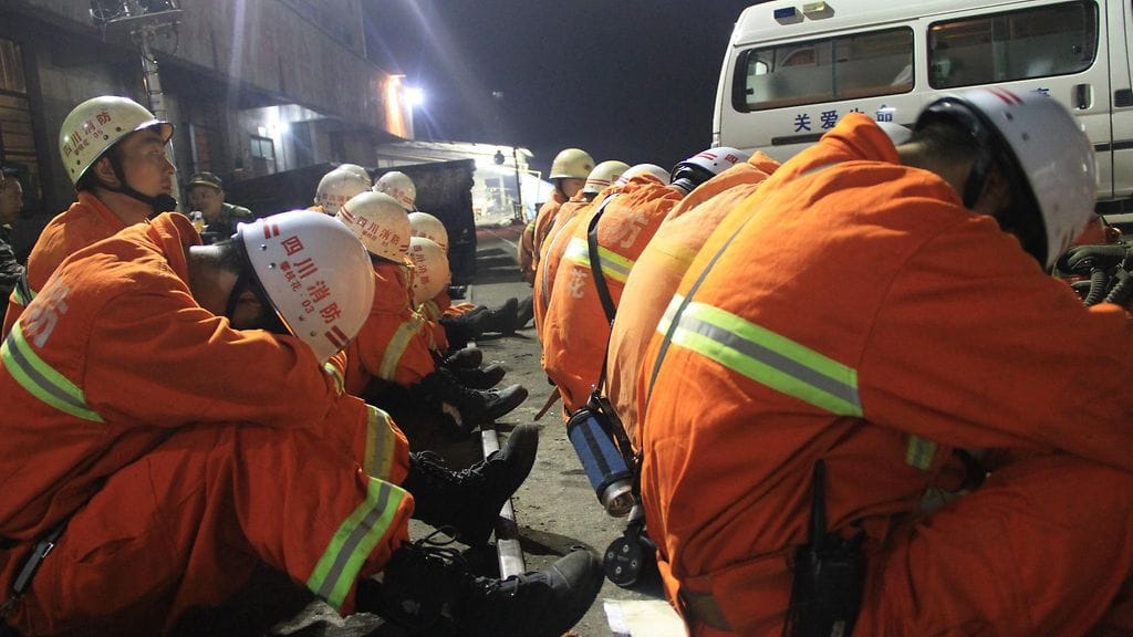 Pelastustyöntekijöitä hiilikaivoksen edessä. Kuvituskuva.