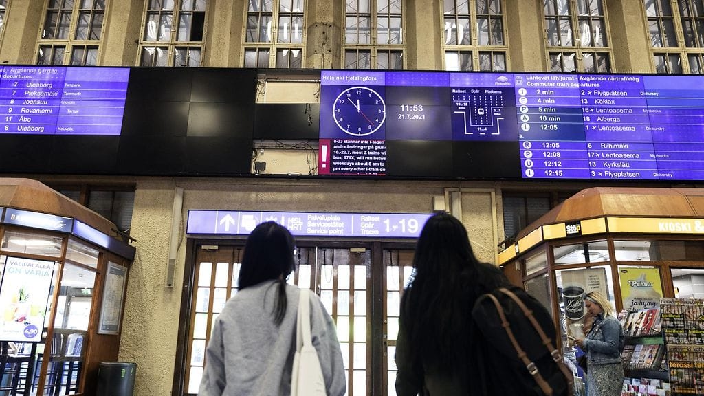 Helsingin päärautatieasema heinäkuussa. Kuvituskuva.