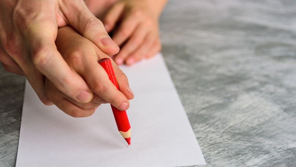 Isi piirtää lapsen kanssa