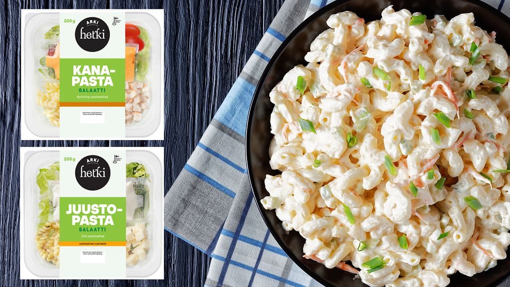 Juusto-pastasalaateissa saattaa olla väärän salaatin etiketti. Taustalla kuvituskuva.