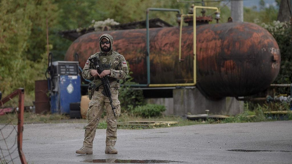 Naton sotilas turvaamassa aluetta lähellä Zvecanin kaupunkia 25. syyskuuta.