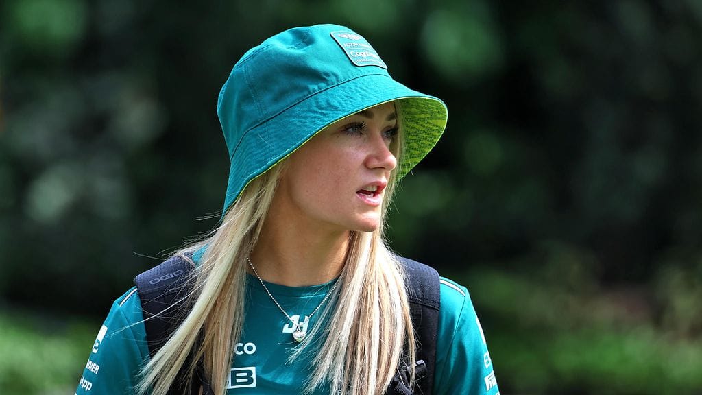 Jessica Hawkins on ollut vuodesta 2021 Aston Martinin kuljettajalähettiläs. Viime torstaina hän toteutti unelmansa päästessään testaamaan F1-autoa.