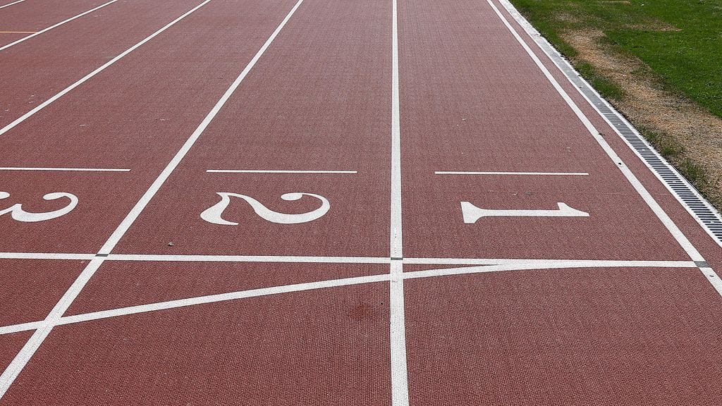 Kokkosen mukaan poikia ja tyttöjä ohjataan Suomessa pienestä pitäen hyvin erilaisten harrastusten pariin, minkä lisäksi poikien kasvatus on tyttöjä sallivampaa.