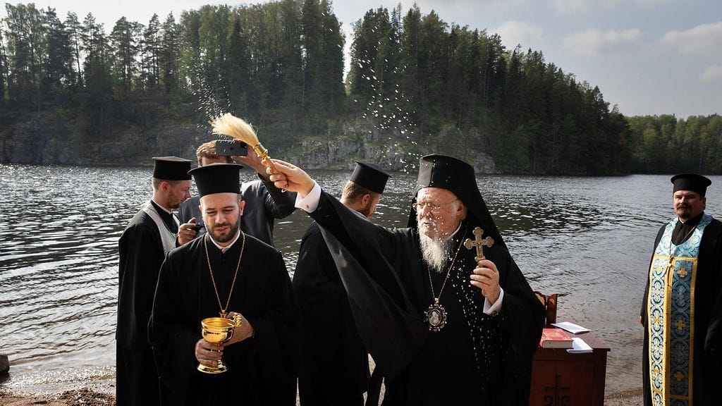 Kuvassa yksi varastetuista käsiristeistä Ekumeenisen patriarkka Bartolomeoksen kädessä Nuuksiossa 11. syyskuuta 2023.