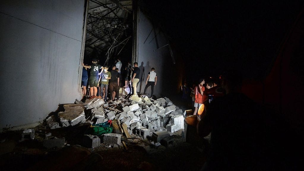 Ihmisiä tutkimassa hääjuhlassa syttyneen tulipalon jälkiä Al-Hamdaniyahissa Irakissa.
Tulipalossa kuoli ainakin sata ihmistä.