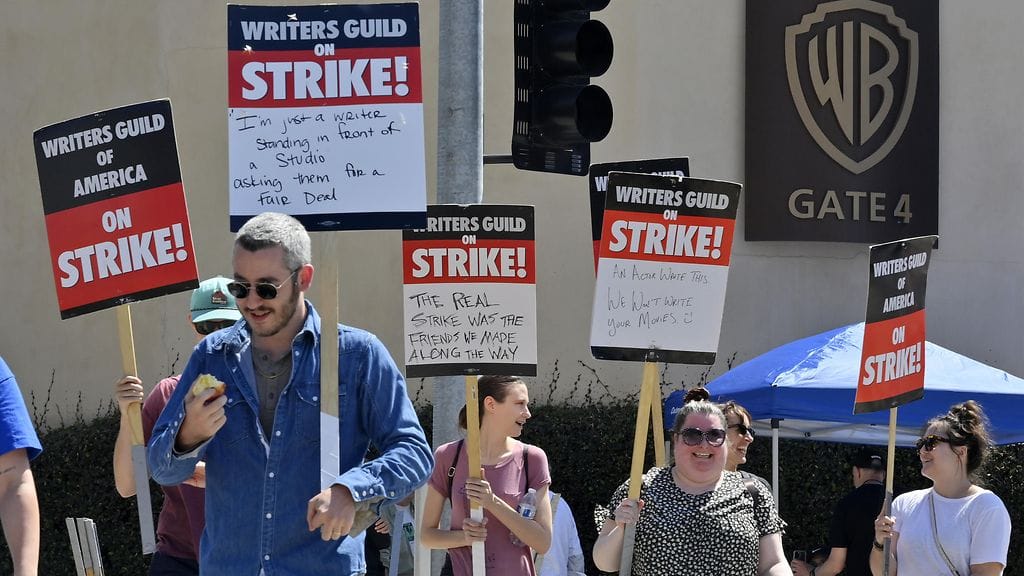 Yhdysvalloissa toukokuussa alkanut käsikirjoittajien lakko päättyy tänään keskiviikkona, kertoo käsikirjoittajia edustava ammattiliitto Writers Guild of America (WGA).