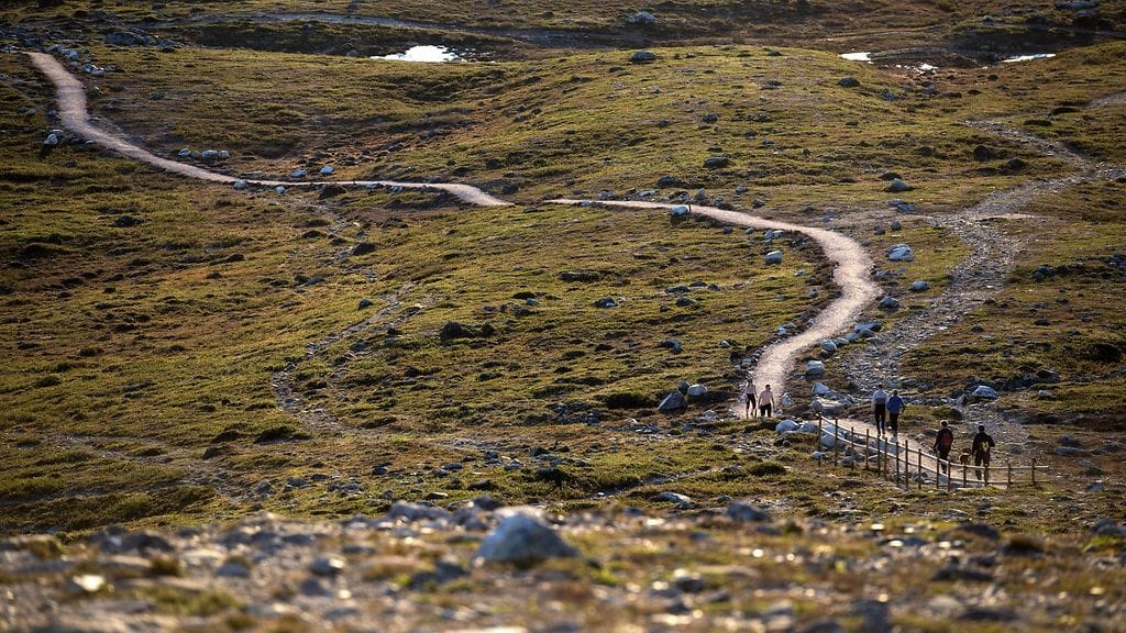 LK 27.9.2023 Ihmisiä patikoimassa Saanatunturin pohjoispuolen uudella reitillä Enontekiön Kilpisjärvellä 21.-22. kesäkuuta 2020.