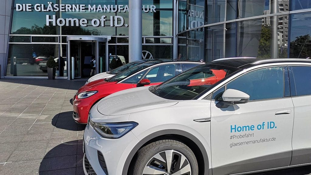 LK 27.9.2023 Autoja pysäköitynä saksalaisen autonvalmistajan Volkswagenin tehtaan (Glaeserne Manufaktur) tuotantorakennuksen sisäänkäynnin edessä Dresdenissä 21. syyskuuta 2023.