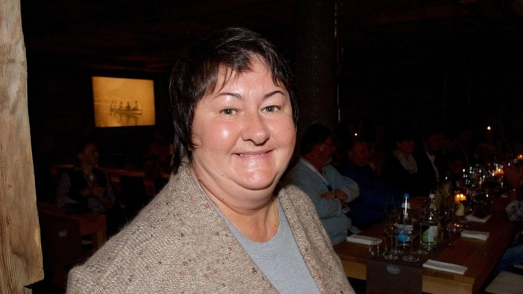 Venäjän hiihtoliiton puheenjohtaja Jelena Välbe syyttää Isinbajevan pettäneen Venäjän.