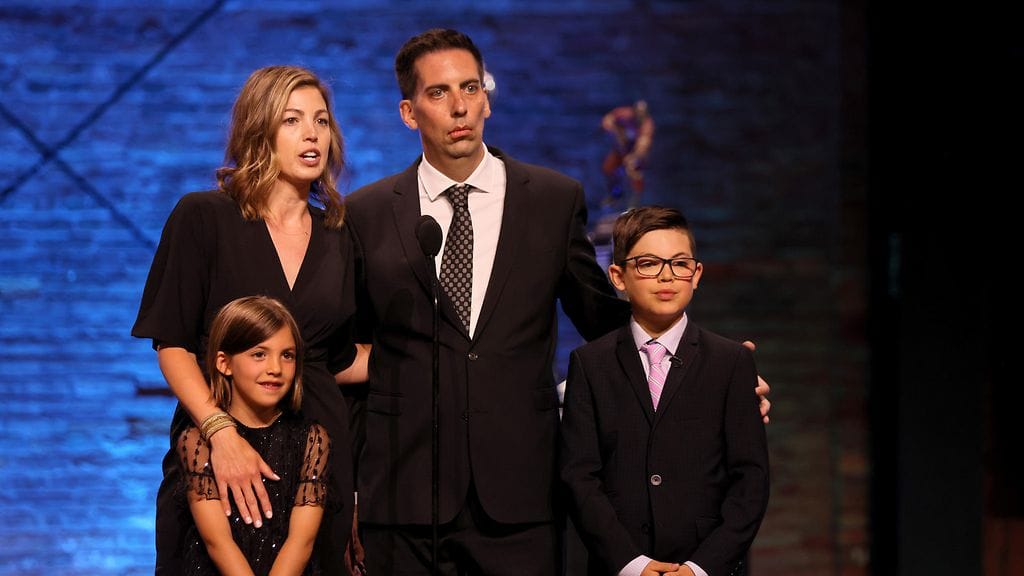 Chris Snow osallistui vuonna 2022 NHL:n palkintotilaisuuteen vaimonsa Kelsien ja parin lasten kanssa.