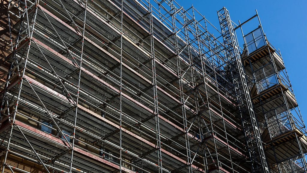 Rakennustelineitä Helsingin Kasarmikadulla.