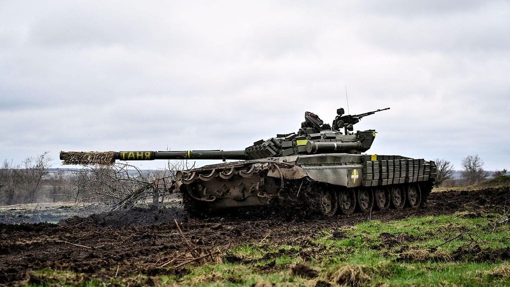 Ukrainan T-72-taistelupanssarivaunu taisteluharjoituksissa maaliskuussa.