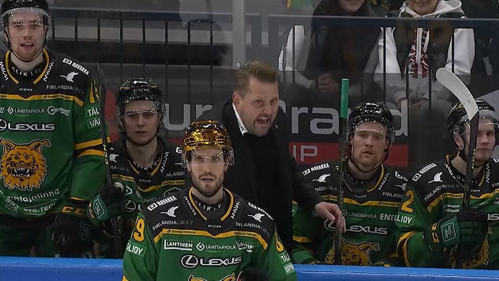 Tuomareilta harvinainen ratkaisu SM-liigan huippupelissä – paha jäähy peruttiin, koutsit kuumana