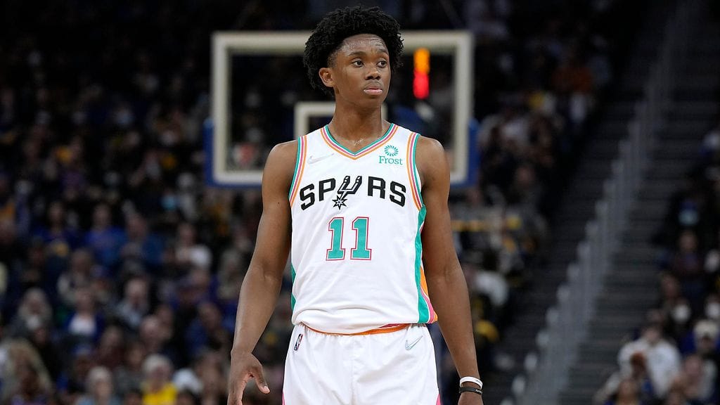 Joshua Primo pelasi San Antonio Spursissa vuosina 2021–22 ennen kuin sai lähtöpassit.