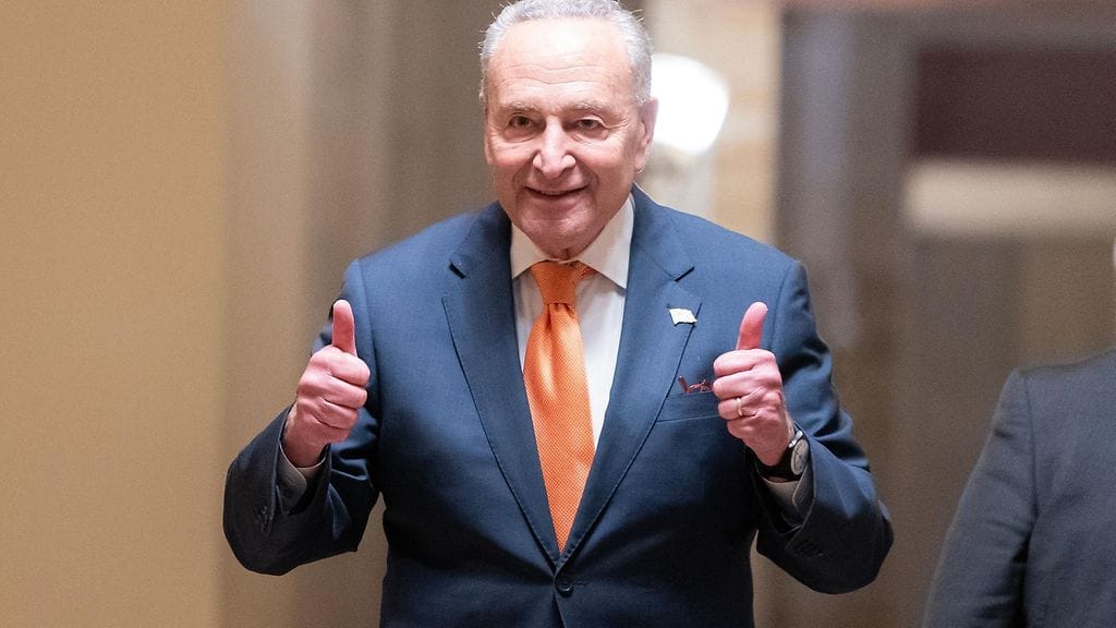 Yhdysvaltain senaatin enemmistöjohtaja Chuck Schumer näytti iloiselta, kun väliaikainen budjetti meni läpi senaatissa.
