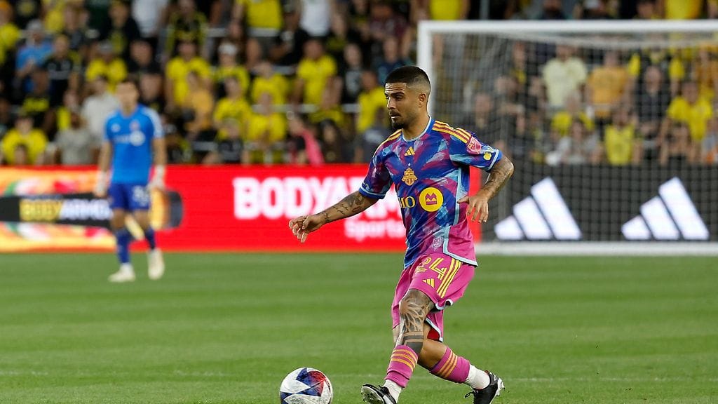 Lorenzo Insigne riiteli kiivaasti Toronto FC:n oman fanin kanssa.