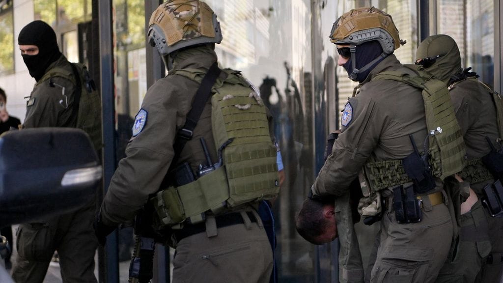 Toissa viikonloppuna kosovolainen poliisi sai surmansa väijytyksessä, minkä jälkeen kosovolaiskylässä lähellä Serbian rajaa käytiin piiritystaistelu aseistautuneen joukon ja Kosovon poliisin välillä.