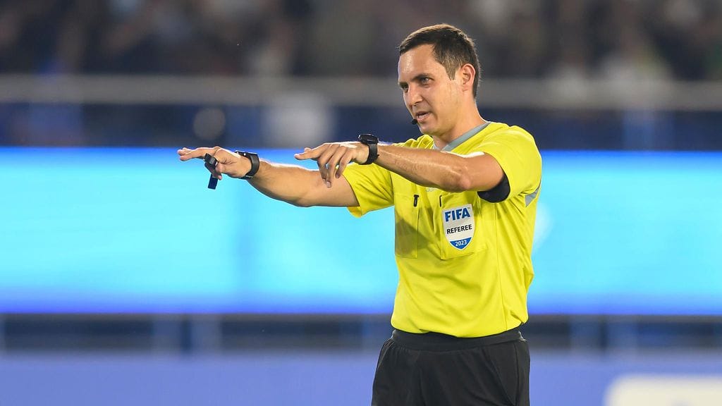 Uzbekistanilainen erotuomari Rustam Lutfullin yritti paeta kiivastuneita Pohjois-Korean pelaajia.