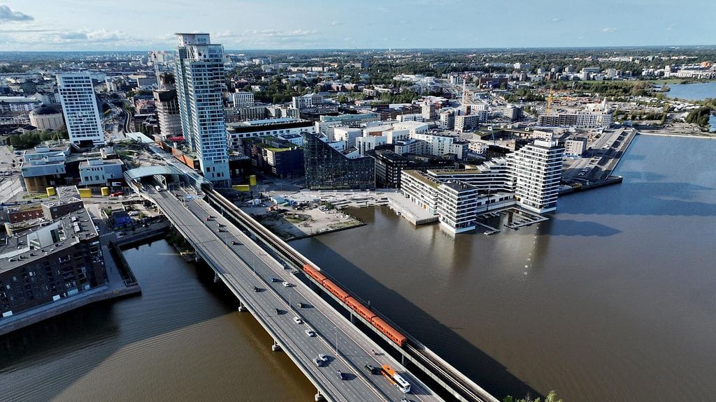 Vuonna 1957 valmistuneen Kulosaaren sillan tilalle rakennetaan uusi silta. Purku- ja uusimistöihin päästään aikaisintaan vuonna 2025.