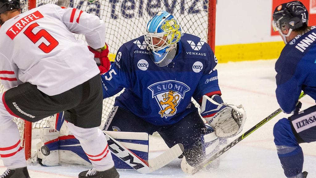 Frans Tuohimaa harjoittelee Kiekko-Vantaan mukana.