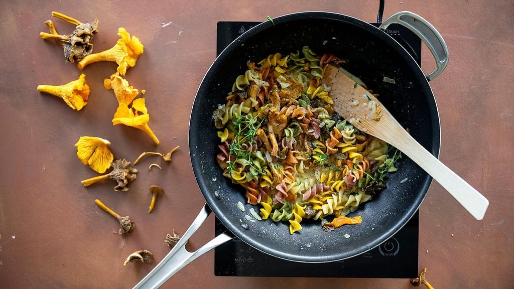 Sienipastaan sopivat esimerkiksi tutut kantarellit ja suppilovahverot.