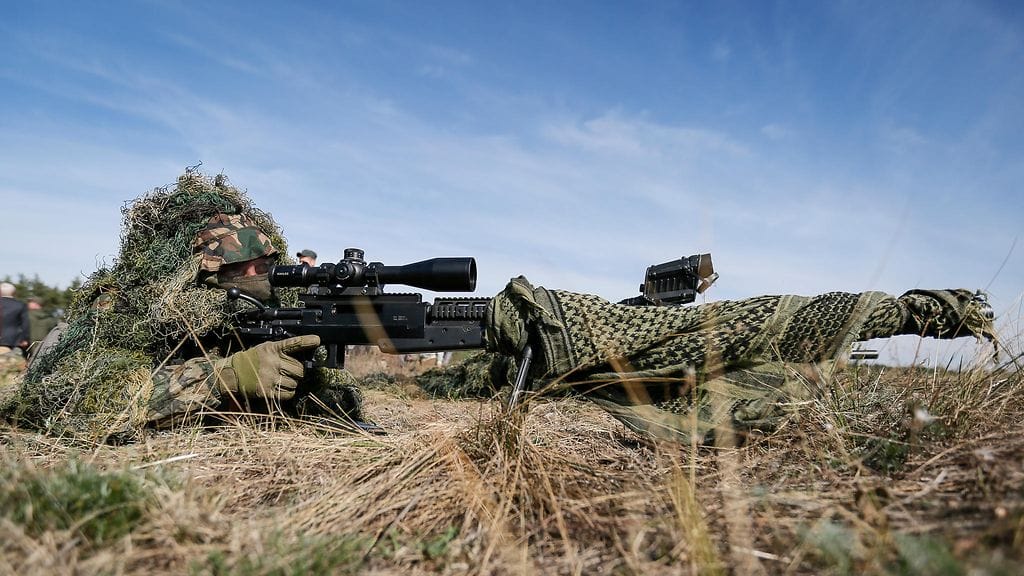 Ukrainan tarkka-ampuja harjoituksissa lokakuussa 2015.