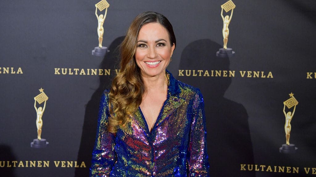 Jaana Pelkonen antaa Suomen pisteet Euroviisujen finaalissa.