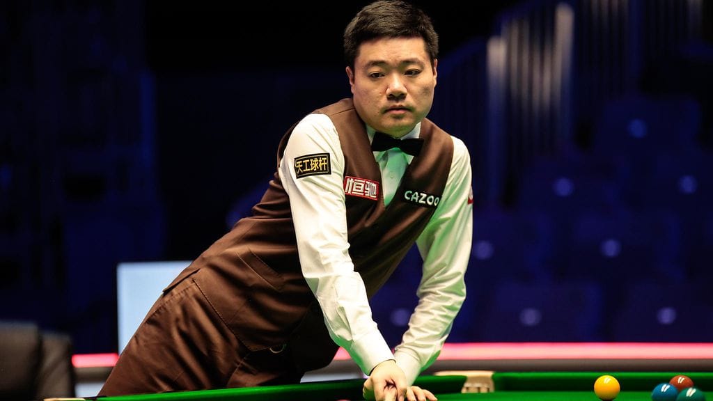 Ding Junhui pelasi usein käyttämässään ruskeassa asussa British Openissa viime viikolla. Tämä ei mennyt läpi English Open -turnauksessa.