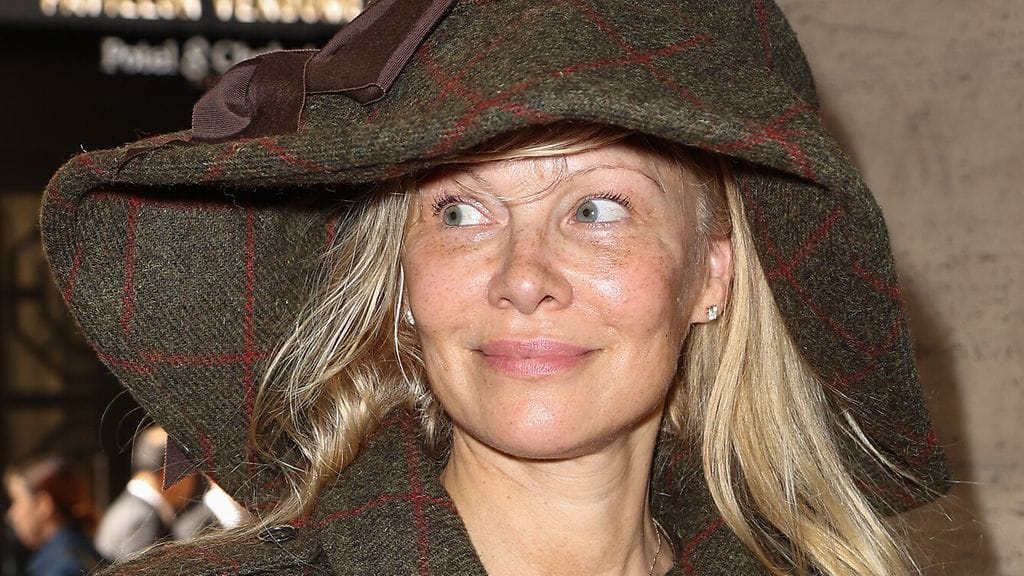 Pamela Anderson Vivienne Wetswoodin muotinäytöksessä 30. syyskuuta.