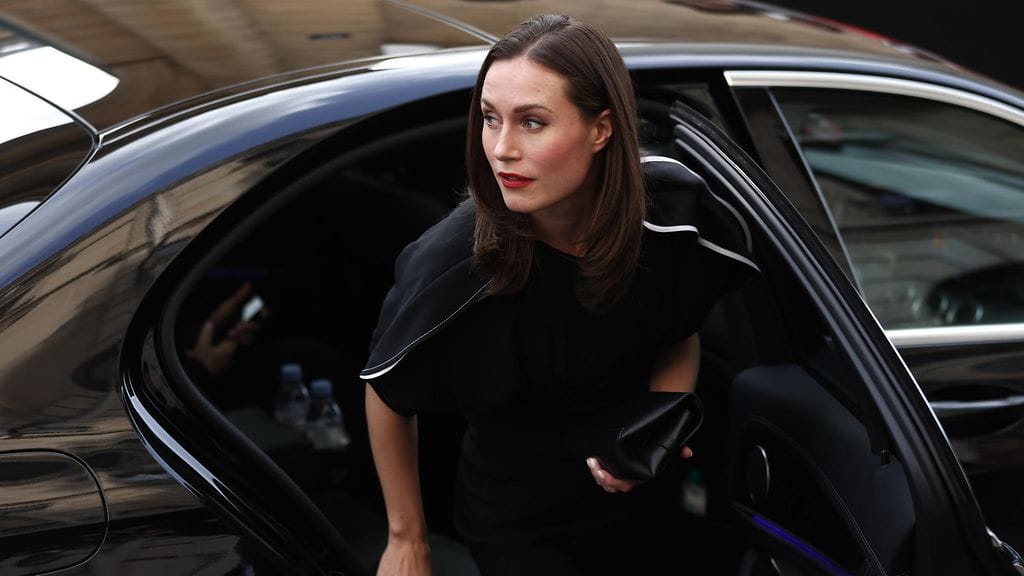 Sanna Marin nousee auton kyydistä Victoria Beckhamin mekko yllään.