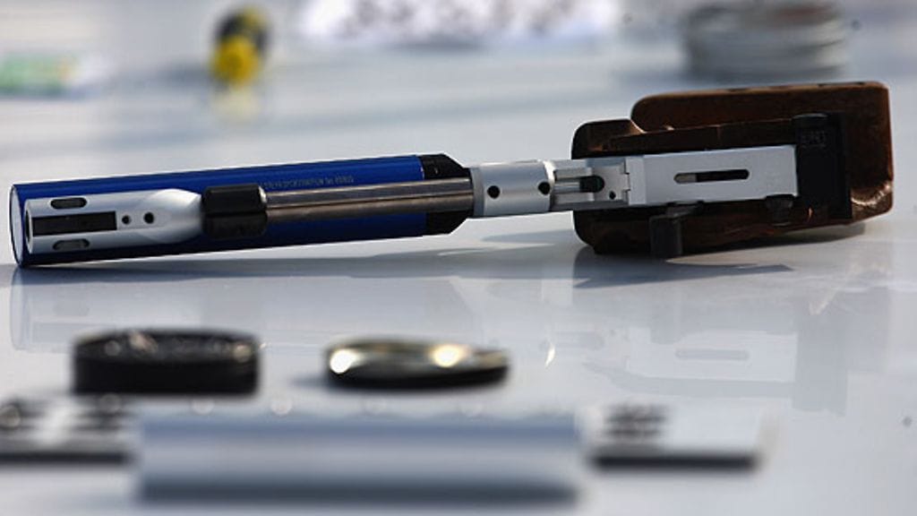 Poliisi takavarikoi mieheltä ilmapistooliksi osoittautuneen rikoksen tekovälineen. Kuvituskuva.