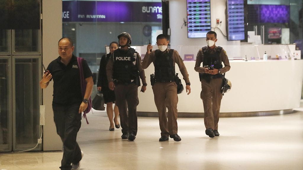 Poliisit evakuoivat Bangkokissa sijaitsevan ostoskeskuksen ammuskelun jälkeen.