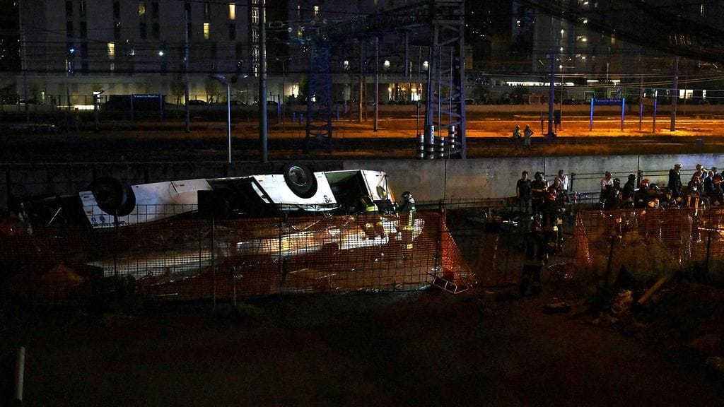 Katolleen pudonnut ja palanut bussi Venetsiassa 3. lokakuuta 2023.