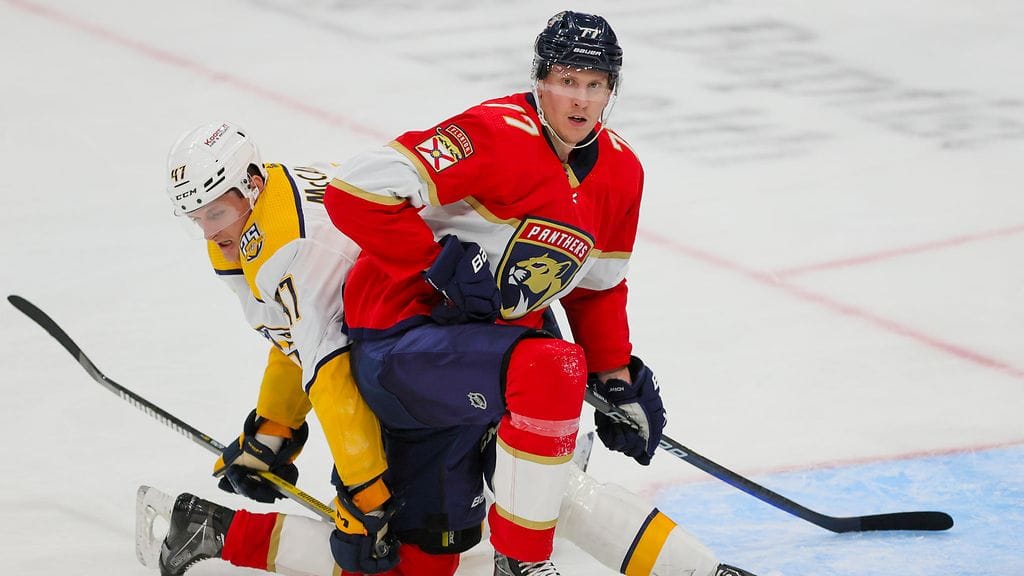 Niko Mikkola pudotti hanskat Tampa Bay Lightningia vastaan pelatussa harjoitusottelussa.