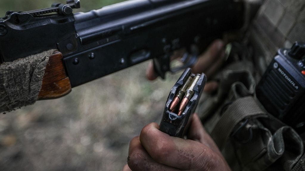 Ukrainalaissotilaan AK-47-rynnäkkökivääri. Kuva on julkaistu 20. syyskuuta.