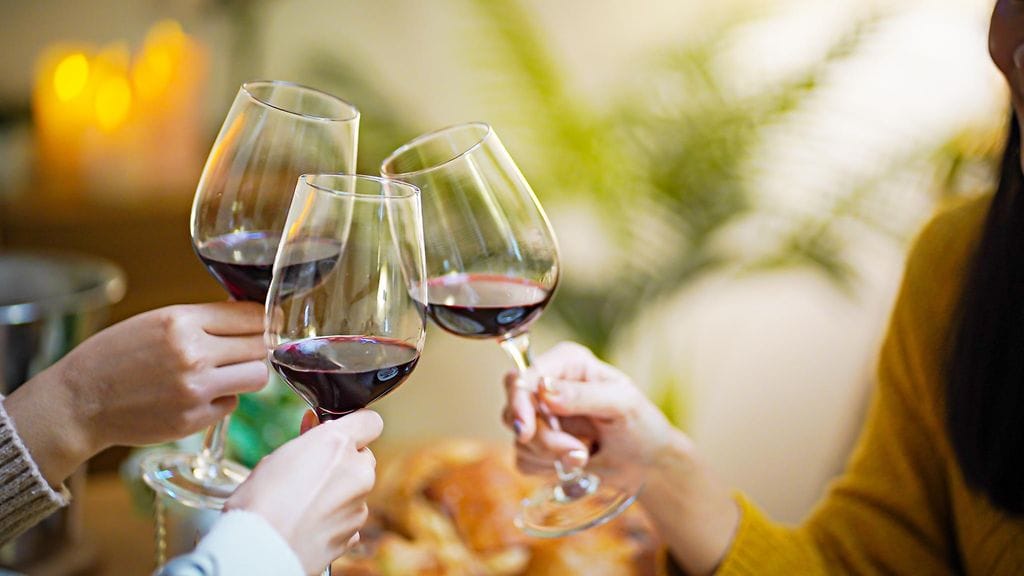 viiniä ystävien kanssa