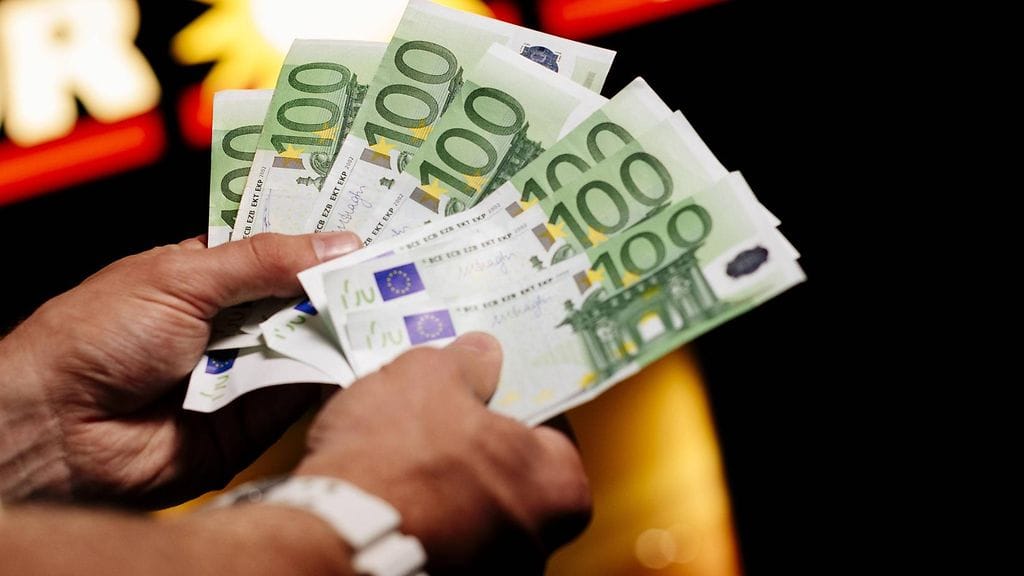 Iso pokeripotti meni jakoon. Kuvituskuva.