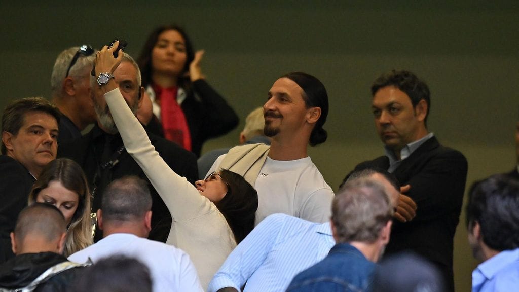 Zlatan ottamassa yhteiskuvaa fanin kanssa AC Milanin Mestarien liigan ottelussa Newcastlea vastaan syyskuussa.