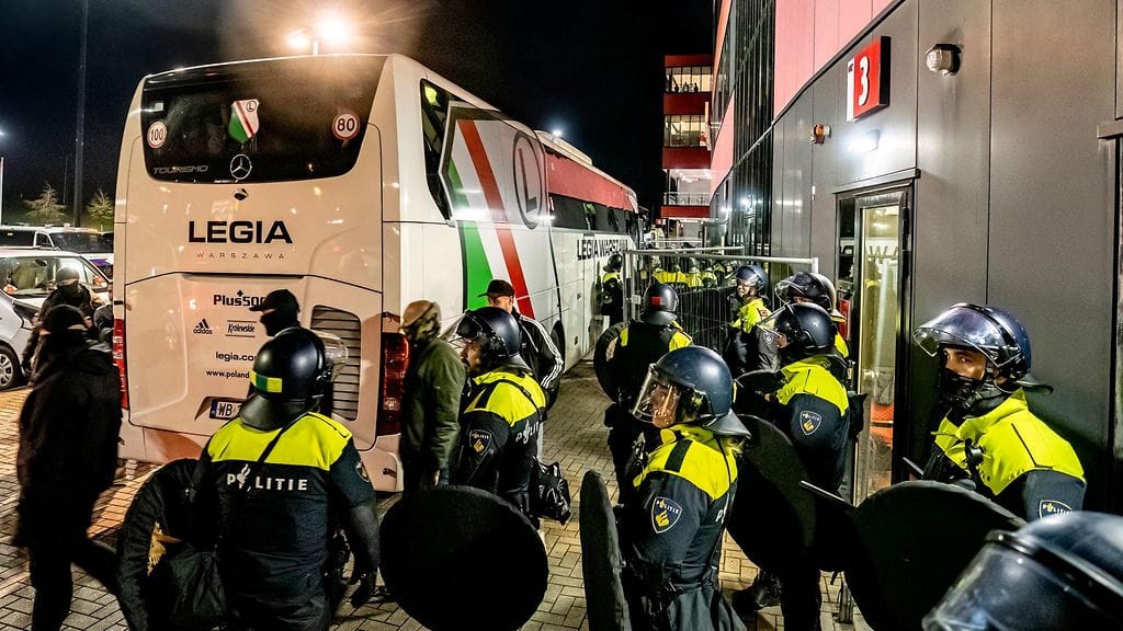 Poliisi esti Legia Varsovan bussin lähtemisen Eurooppa-liigan ottelun jälkeen.