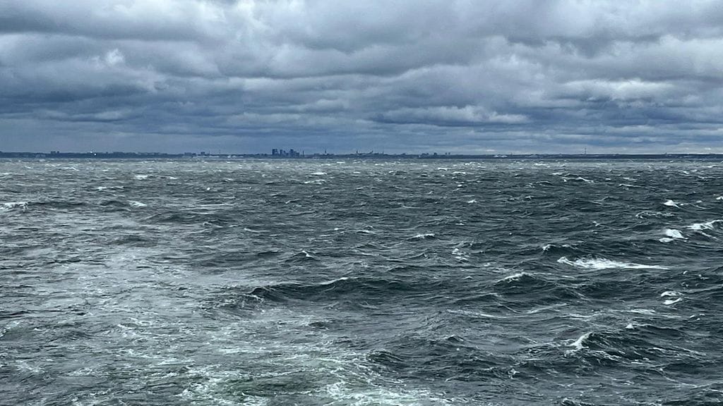 MTV MTV-uutisten toimittaja Tommi Forsman kertoo, että kello 10.30 Helsingistä lähtenyt Viking Express käännytettiin Tallinnassa pois, kun laiva oli jo kaupungin edustalla.