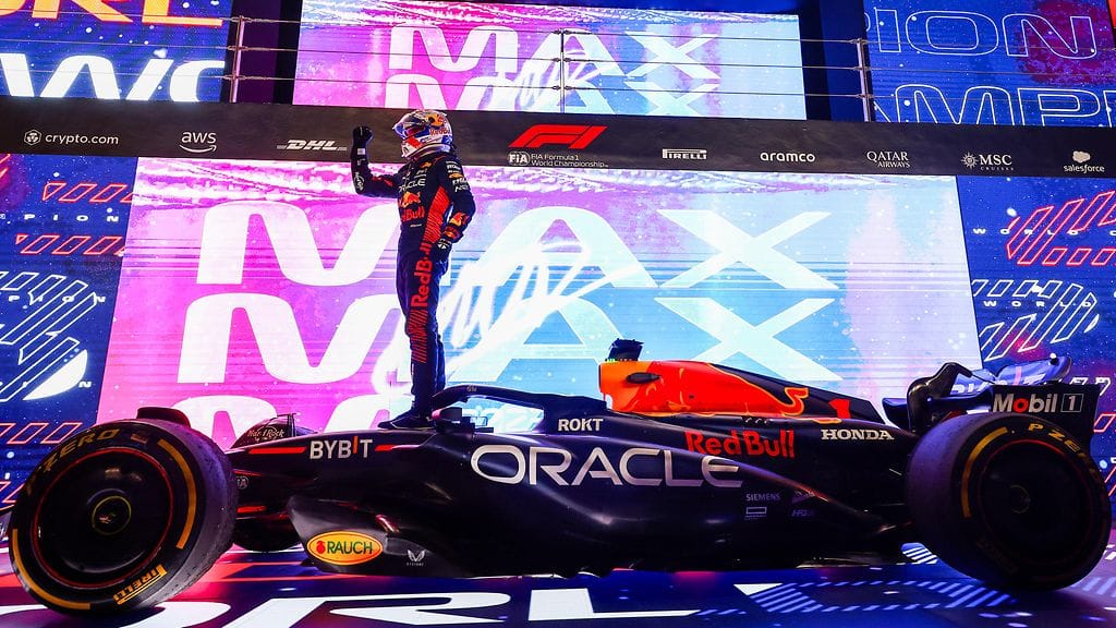 Max Verstappen juhlii kolmatta peräkkäistä maailmanmestaruuttaan.