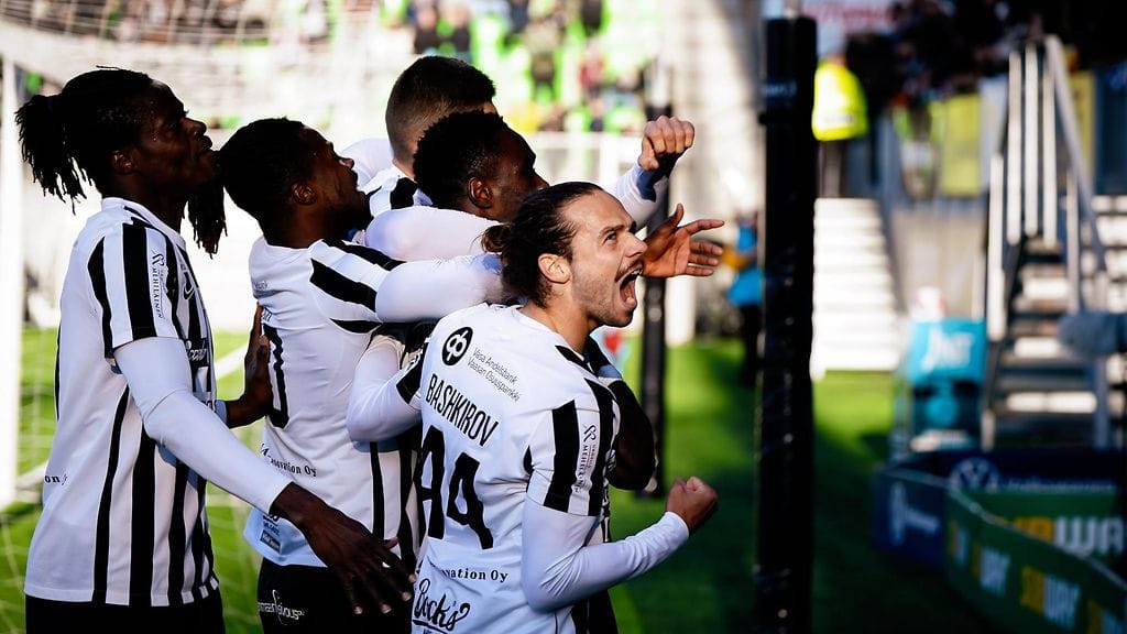 VPS-pelaajat juhlivat 1-0-osumaa sunnuntaina.