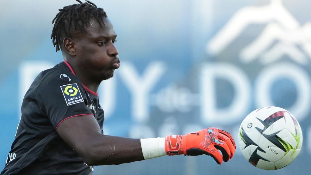 Mory Diaw kannettiin kentältä paareilla.