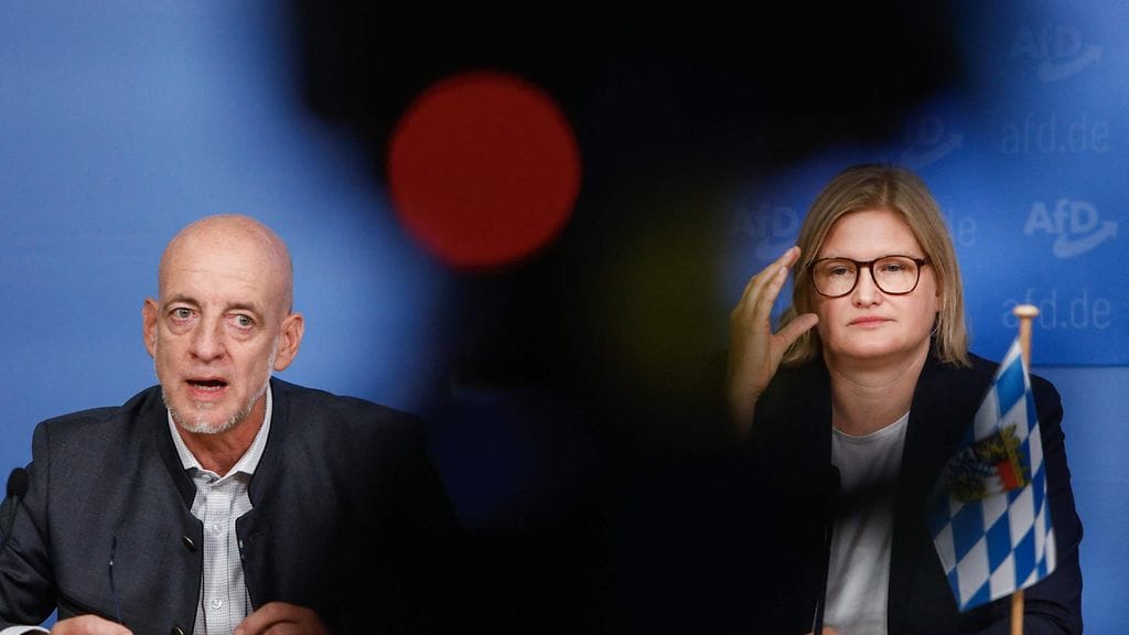 Baijerin äärioikeistolaisen Vaihtoehto Saksalle (AfD) -puolueen kärkiehdokkaat Katrin Ebner-Steiner ja Martin Boehm osallistuvat puolueensa lehdistötilaisuuteen Berliinissä 9. lokakuuta 2023.