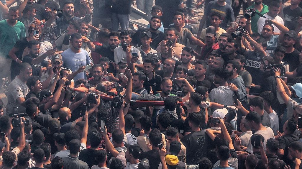 Palestiinalaiset evakuoivat ruumiin Israelin ilmaiskun jälkeen Sousin moskeijaan Gazan kaupungissa 9. lokakuuta 2023.